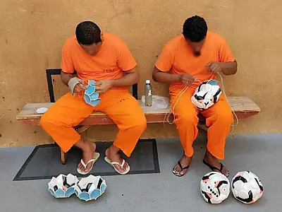 Reeducandos de MS produzem bolas oficiais para campeonatos e atletas com deficiência visual