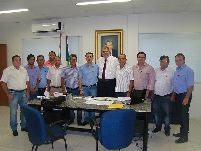 Prefeito e vereadores de Paraíso das Águas visitam secretário de Habitação