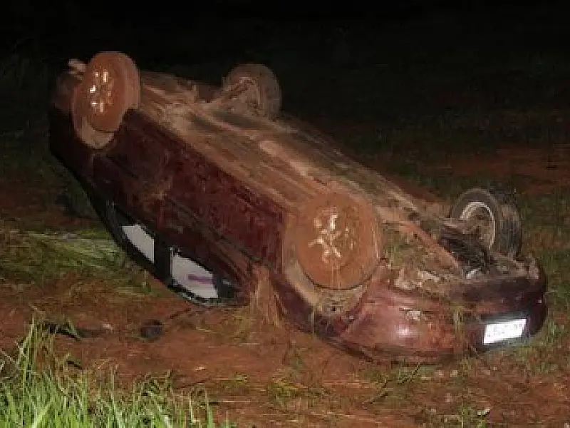 Jovens capotam veiculo em Chapadão do Sul