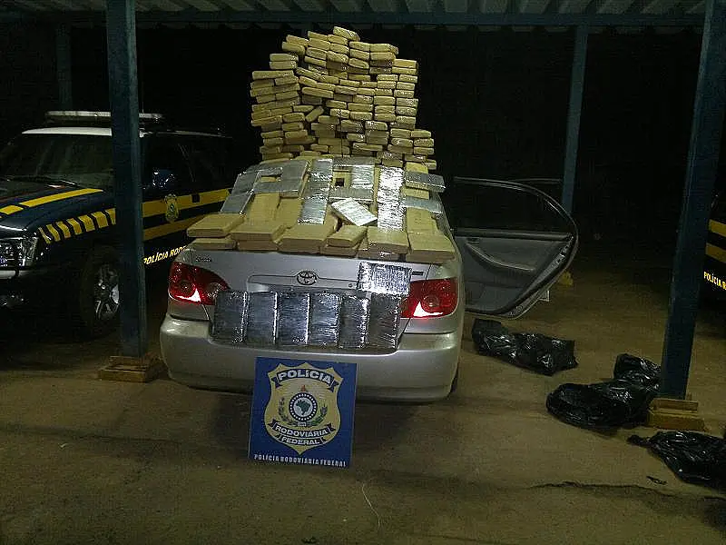 PRF apreende mais de 280 kg de maconha; Batedora também é presa