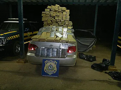 PRF apreende mais de 280 kg de maconha; Batedora também é presa