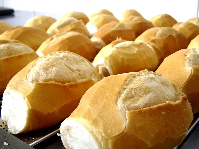 Alta do dólar encarece trigo e indústria da panificação reajusta preço do pão