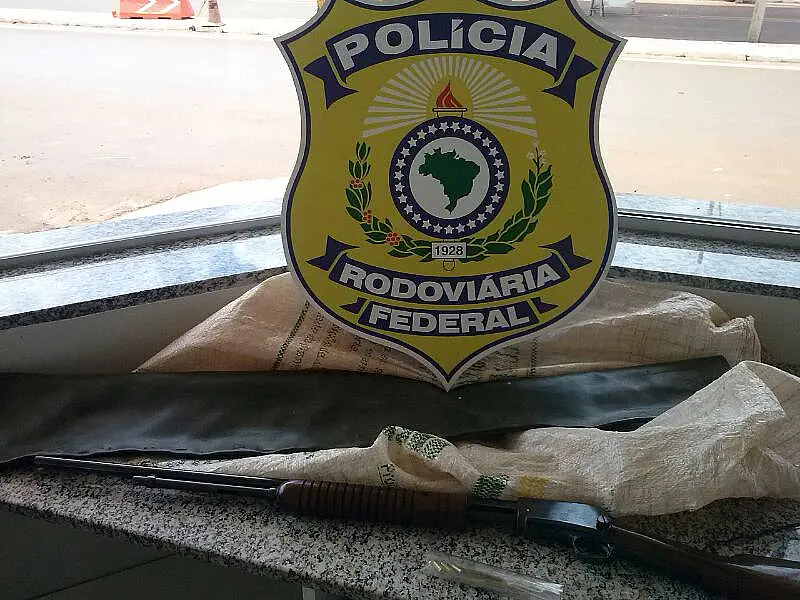 PRF apreende carabina calibre 22 carregada com munições