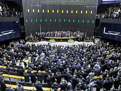 PEC que reduz número de deputados e senadores recebe apoio nas redes sociais