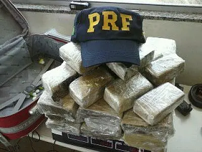 Homem é preso pela PRF transportando 12,5 kg de maconha