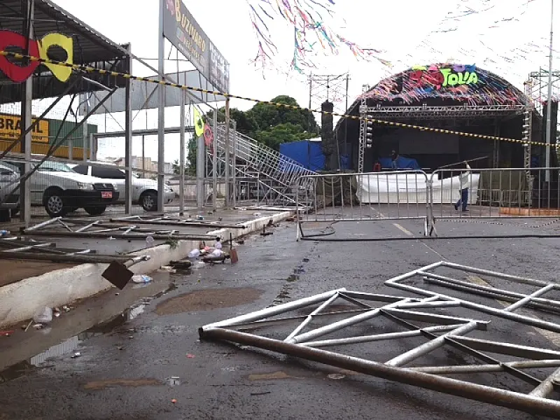 Arquibancada cai e deixa dezenas de feridos no carnaval de Bataguassu