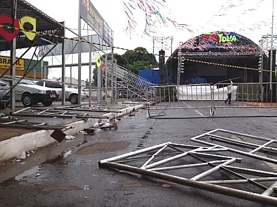 Arquibancada cai e deixa dezenas de feridos no carnaval de Bataguassu