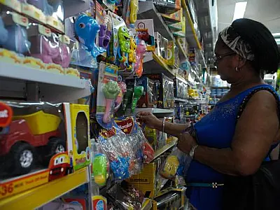 Comércio varejista fecha 2017 com alta de 2% no volume de vendas