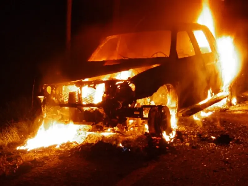 Caminhonete fica destruída após pegar fogo na BR-267 nessa segunda