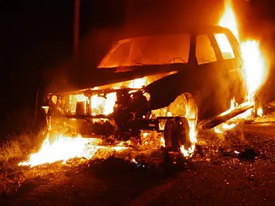 Caminhonete fica destruída após pegar fogo na BR-267 nessa segunda