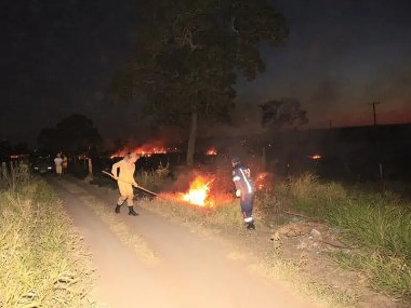 Bombeiros contêm incêndio de grande proporção em Coxim