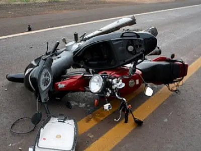 Três ficam feridos em acidente entre duas motos na MS-376