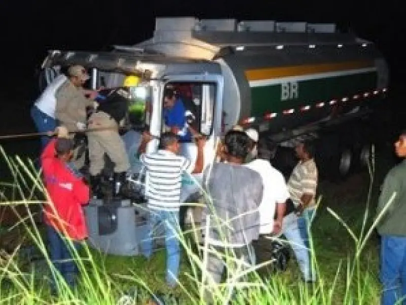 Motorista fica preso às ferragens em acidente entre dois caminhões na MS-276