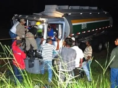 Motorista fica preso às ferragens em acidente entre dois caminhões na MS-276