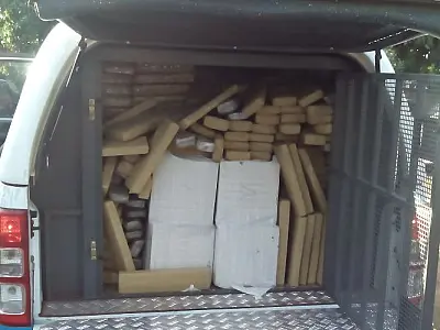 Caminhonete tombada com mais de 1 tonelada de maconha é encontrada
