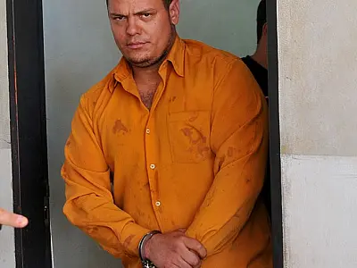 Renunciado pela advogada particular, réu tenta justificar agressões que matou vigia