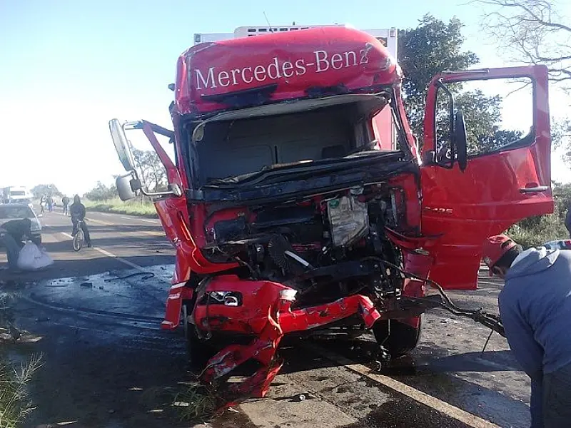Motorista fica ferido e preso nas ferragens em acidente na BR 267