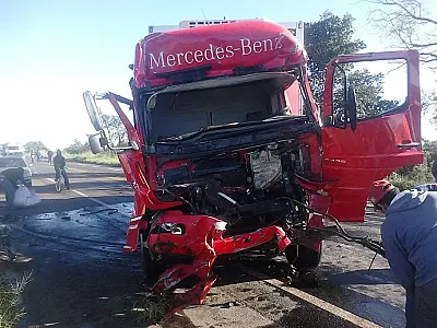 Motorista fica ferido e preso nas ferragens em acidente na BR 267