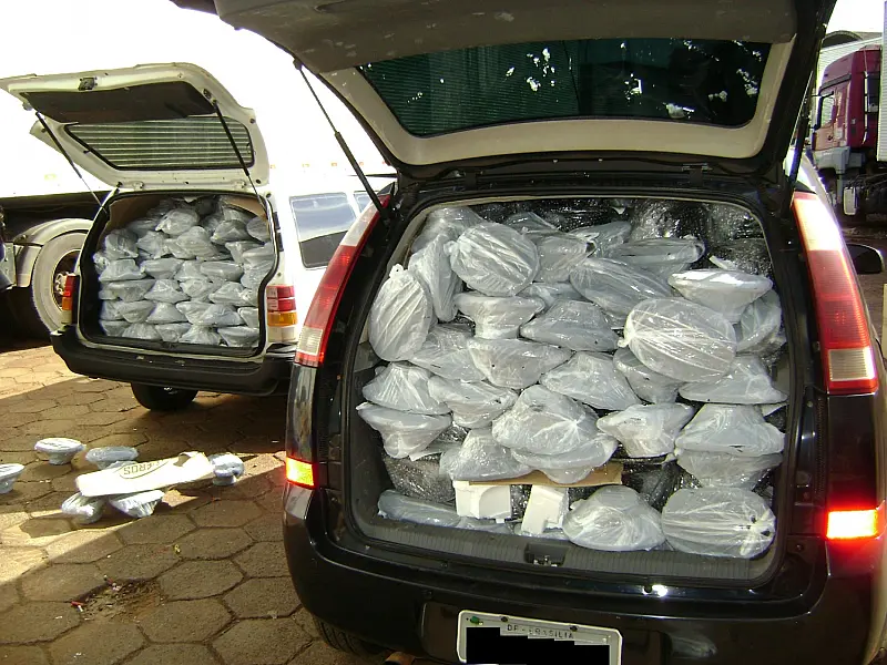 Veículos com mercadorias contrabandeadas são apreendidos pela Polícia