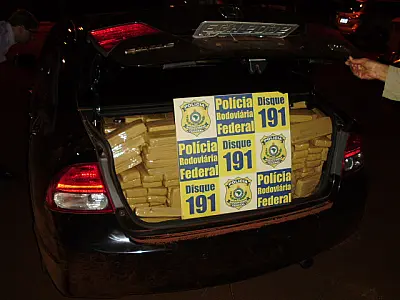 PRF apreende quase uma tonelada de maconha em veículo