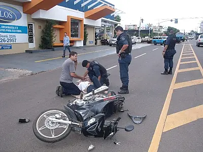 Motociclista fica ferida em acidente na Av. Ceará