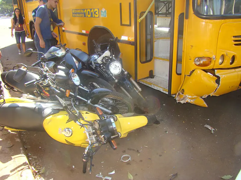 Ônibus faz “stryke” em motos estacionadas em frente ao Hospital da Vida