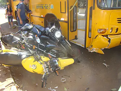 Ônibus faz “stryke” em motos estacionadas em frente ao Hospital da Vida