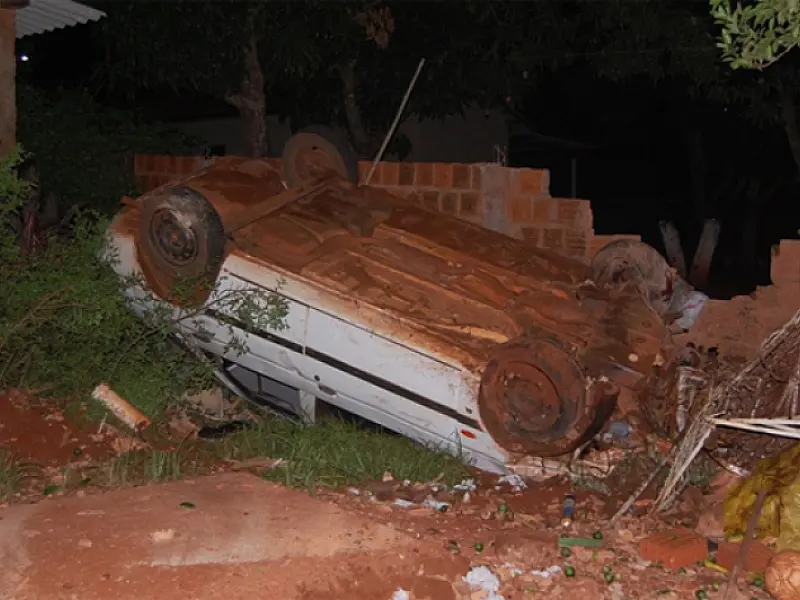 Motorista em alta velocidade capota veículo e destrói muro em Fátima do Sul