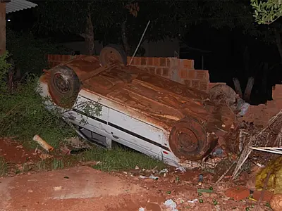 Motorista em alta velocidade capota veículo e destrói muro em Fátima do Sul