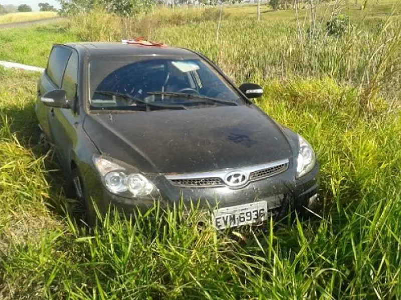 PRF de Bataguassu apreende carro com maconha