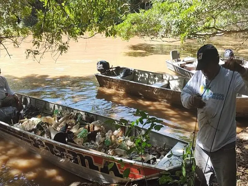 Mutirão retira 1500 kg de lixo do rio Negro em comemoração à semana do Meio Ambiente

