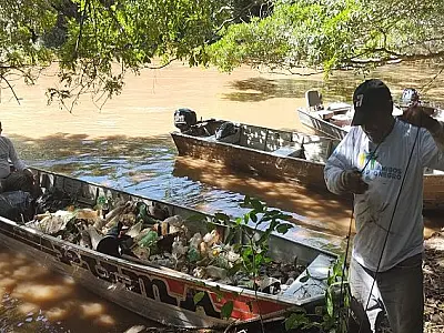 Mutirão retira 1500 kg de lixo do rio Negro em comemoração à semana do Meio Ambiente

