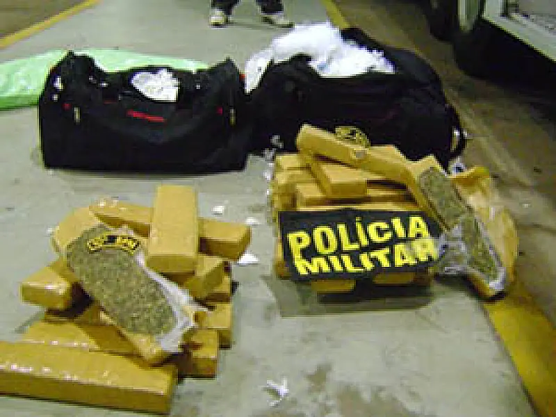 PM encontra malas 'recheadas' de drogas na rodoviária da Capital