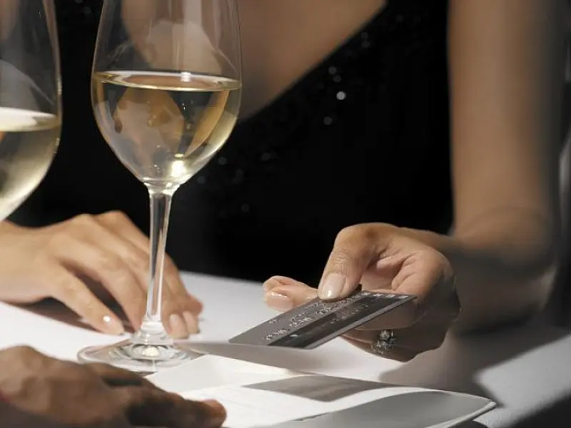 Com comprometimento menor da renda mulheres são menos inadimplentes, aponta estudo
