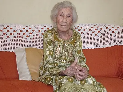 Aos 105 anos, Felicidade abre as portas de seu mundo, com a alegria de viver de uma criança