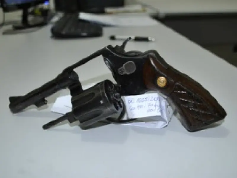 Ao testar revólver, jovem é preso por porte ilegal em Dourados
