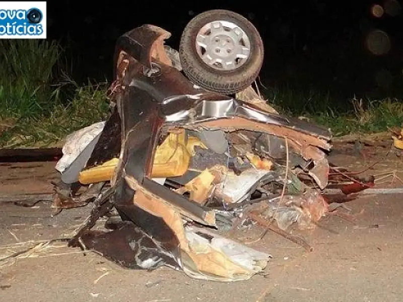 Carro parte ao meio após bater com caminhonete na BR-163