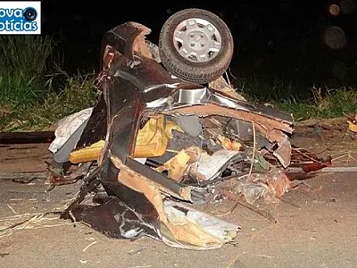 Carro parte ao meio após bater com caminhonete na BR-163