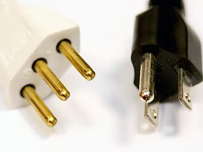 Mito ou verdade: quebrar o terceiro pino da tomada danifica o computador?