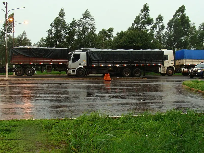 Carretas são apreendidas carregadas com cigarros do Paraguai