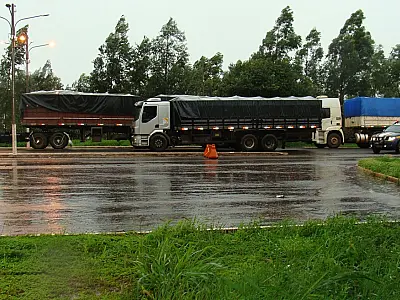 Carretas são apreendidas carregadas com cigarros do Paraguai