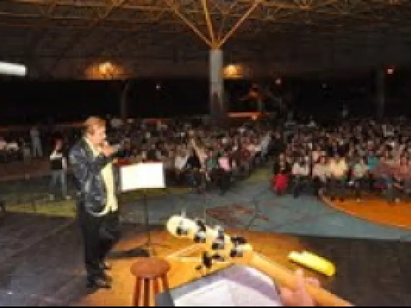 Peninha canta em lançamento do Palco da Cultura em Dourados