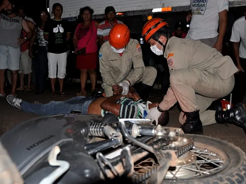 Motociclista bate em carreta parada em Nova Andradina
