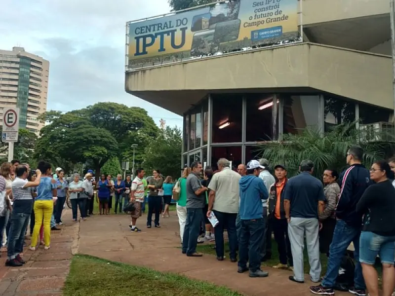 Contribuintes amanhecem em fila para pagamento de tributos com desconto maior em Campo Grande