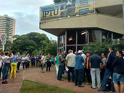 Contribuintes amanhecem em fila para pagamento de tributos com desconto maior em Campo Grande