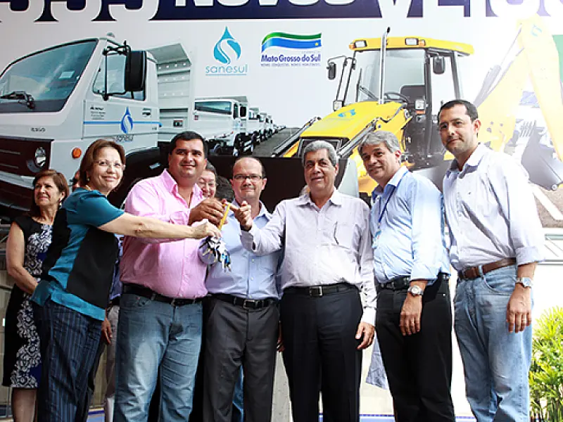 Governador ressalta ousadia em investir em saneamento durante entrega de veículos