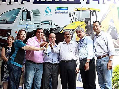 Governador ressalta ousadia em investir em saneamento durante entrega de veículos