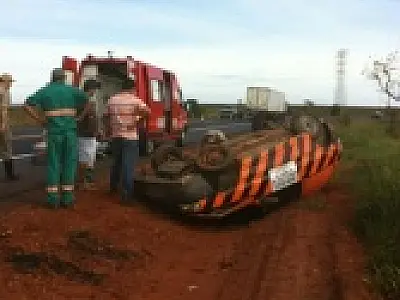 Veículo de escolta capota próximo ao posto da PRF de Três Lagoas