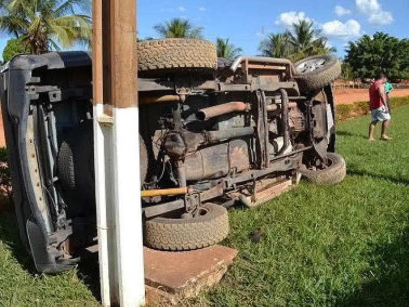 Jovem perde o controle e capota caminhonete em Sonora