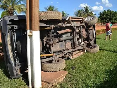 Jovem perde o controle e capota caminhonete em Sonora